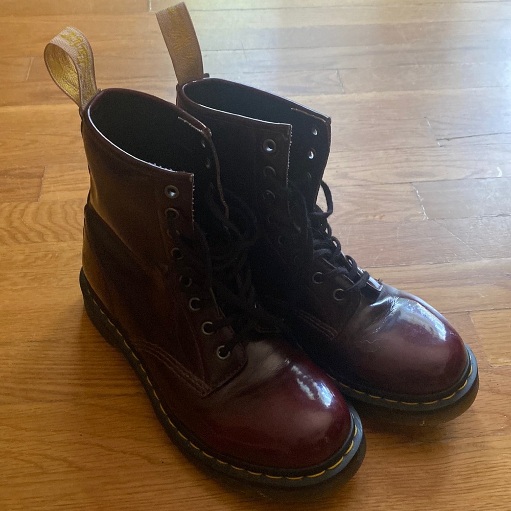 Dr Martens vegan 8-eye 1460 cherry red rub-off